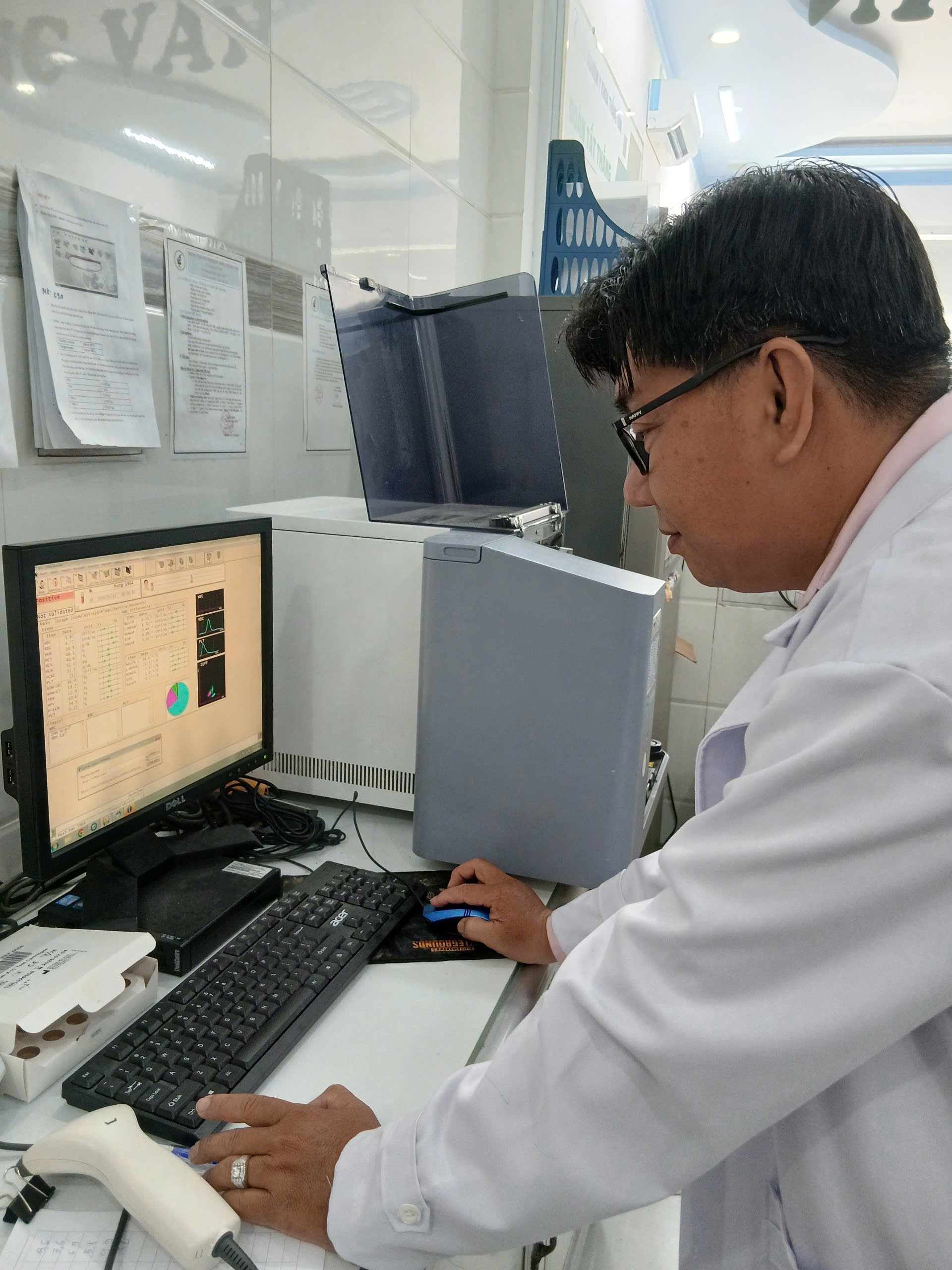 Ths. Đoàn Tất Thắng đang QC máy